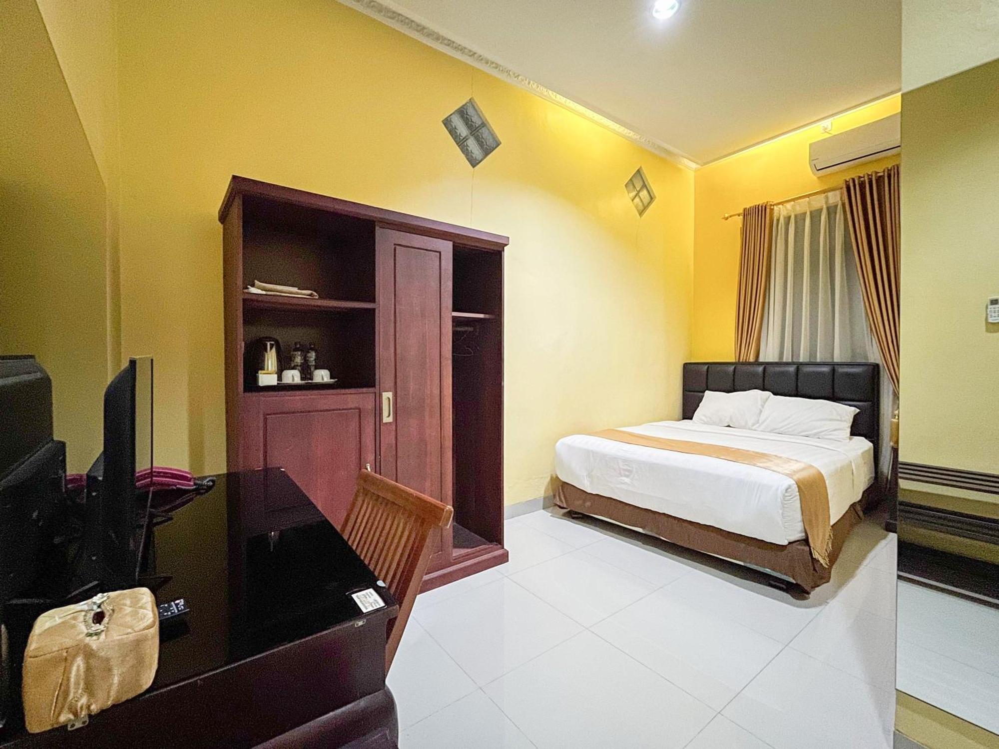 Kartika Hotel Syariah Pacitan Mitra Reddoorz Esterno foto