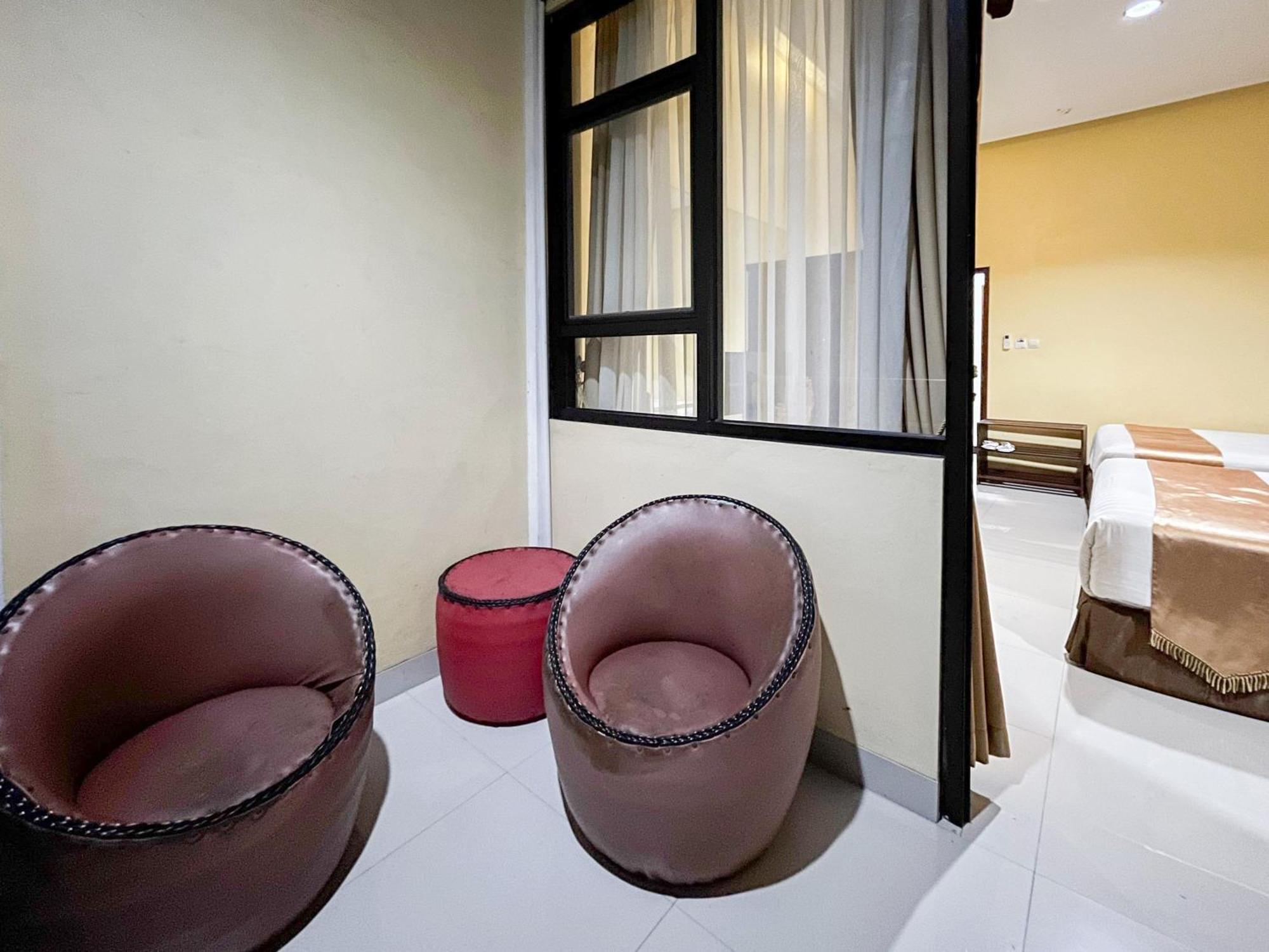 Kartika Hotel Syariah Pacitan Mitra Reddoorz Esterno foto