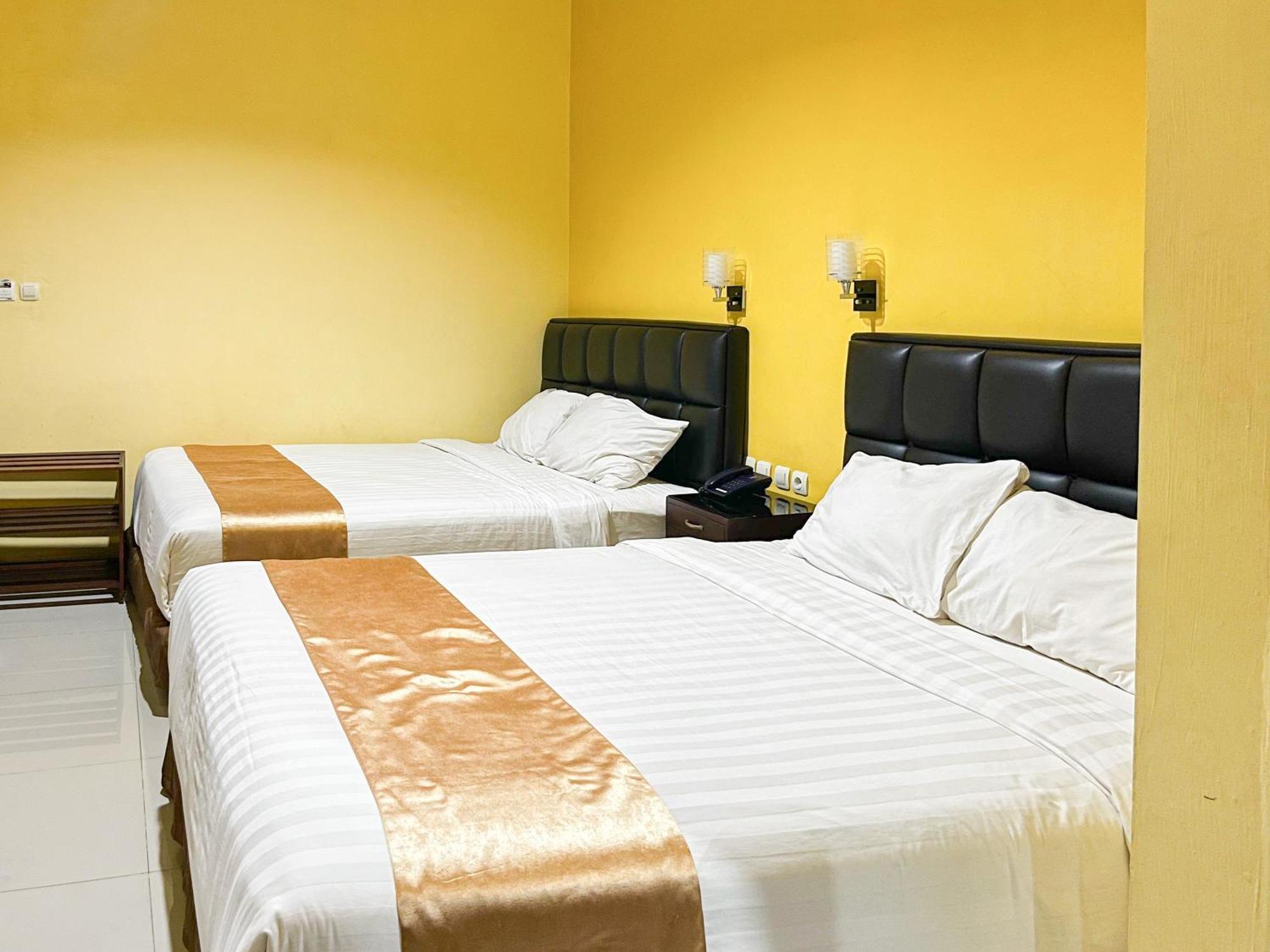 Kartika Hotel Syariah Pacitan Mitra Reddoorz Esterno foto