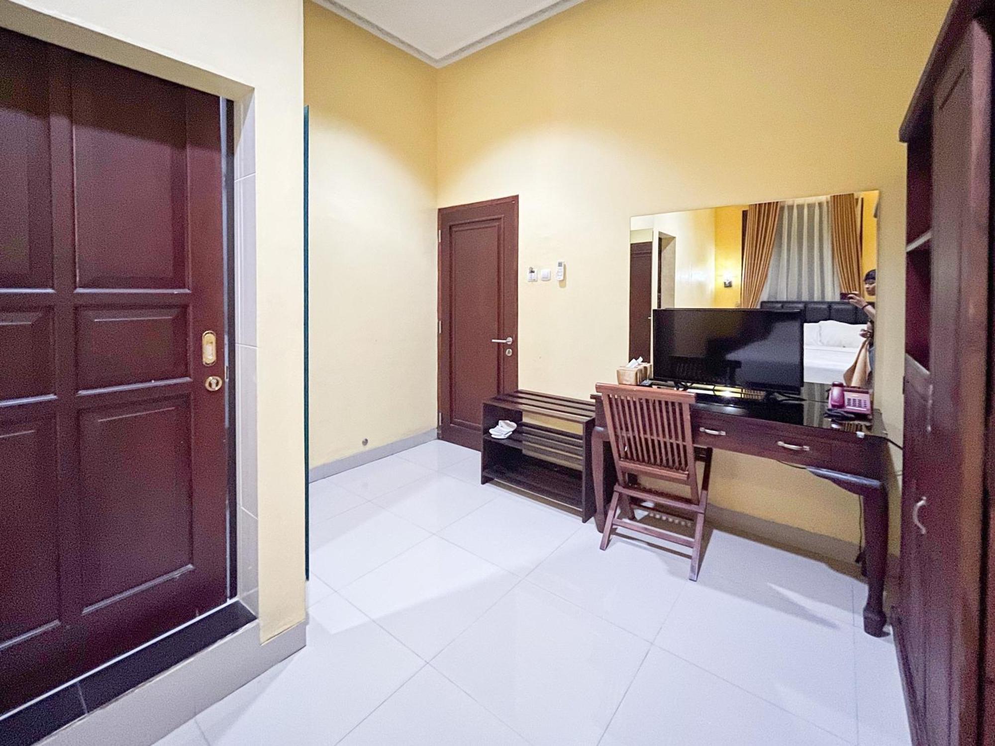 Kartika Hotel Syariah Pacitan Mitra Reddoorz Esterno foto