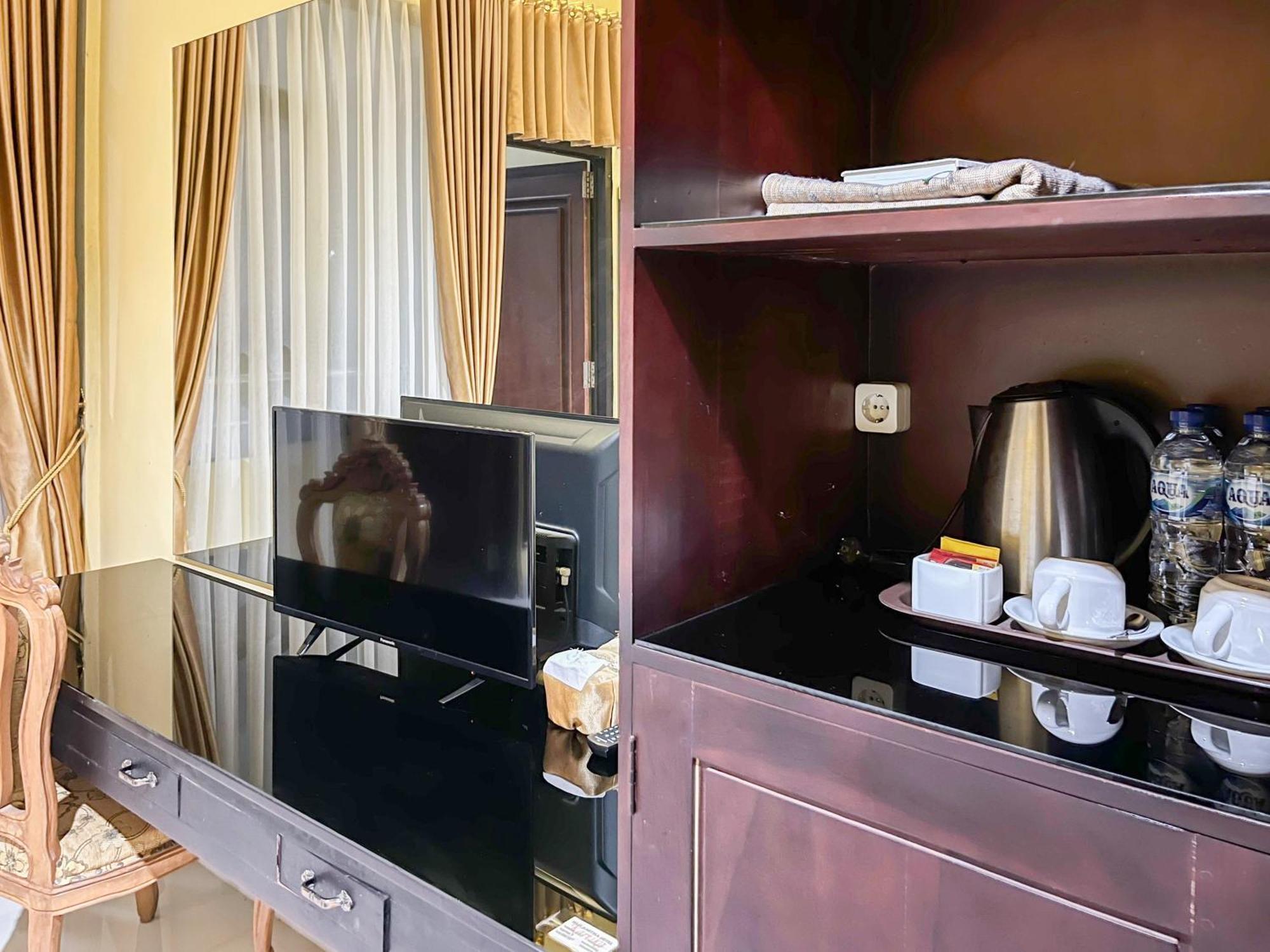 Kartika Hotel Syariah Pacitan Mitra Reddoorz Esterno foto
