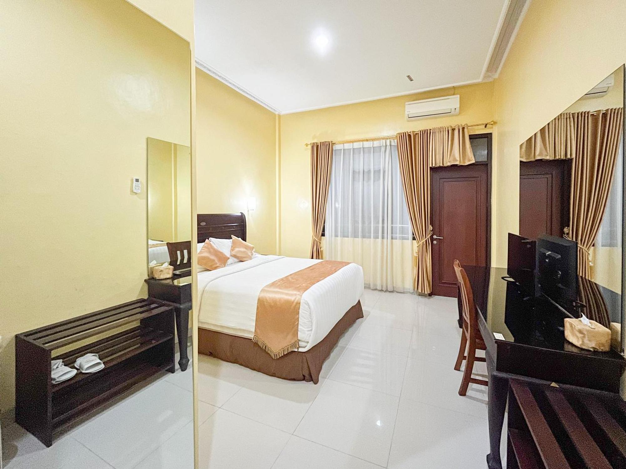 Kartika Hotel Syariah Pacitan Mitra Reddoorz Esterno foto