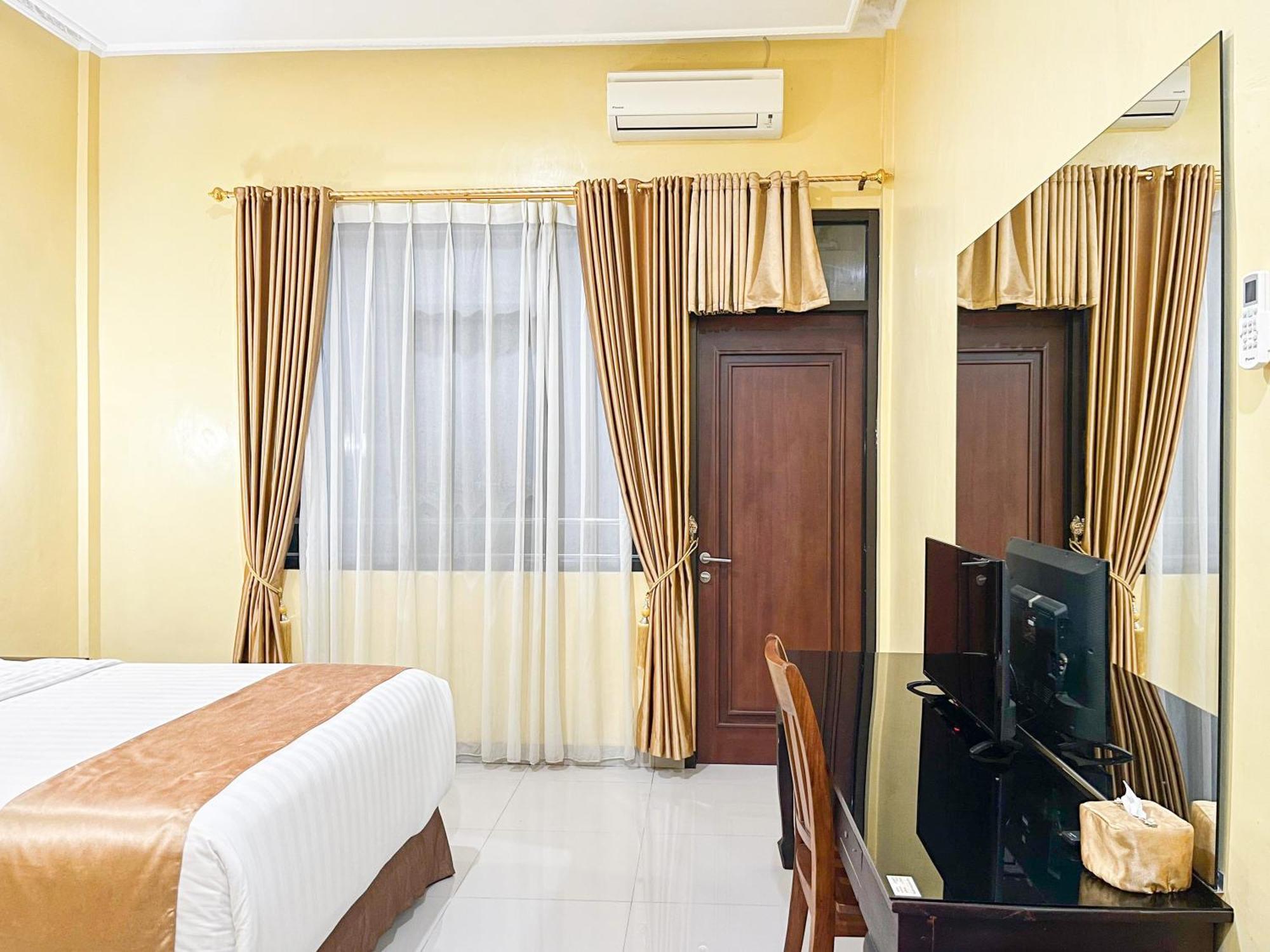 Kartika Hotel Syariah Pacitan Mitra Reddoorz Esterno foto