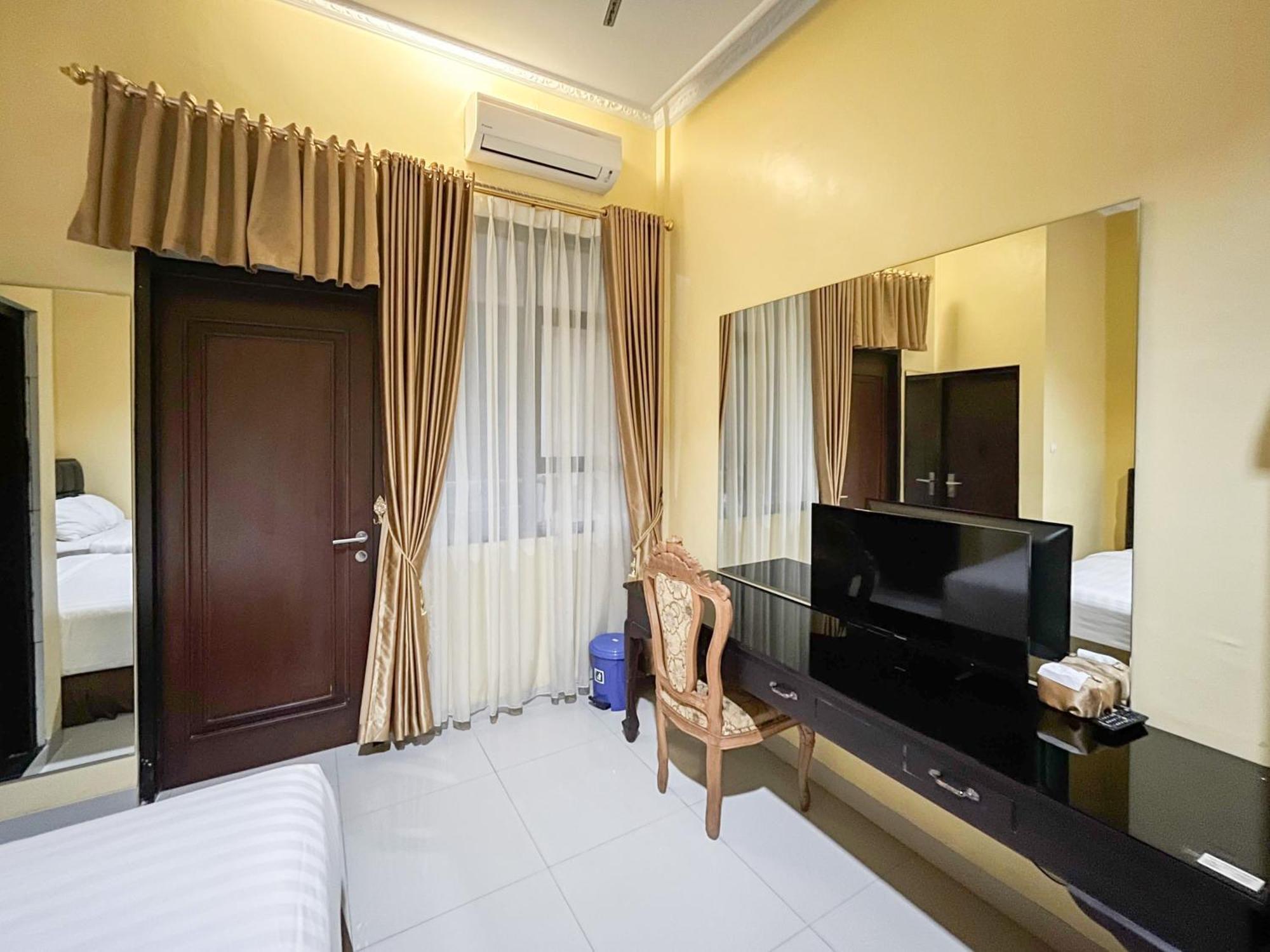 Kartika Hotel Syariah Pacitan Mitra Reddoorz Esterno foto