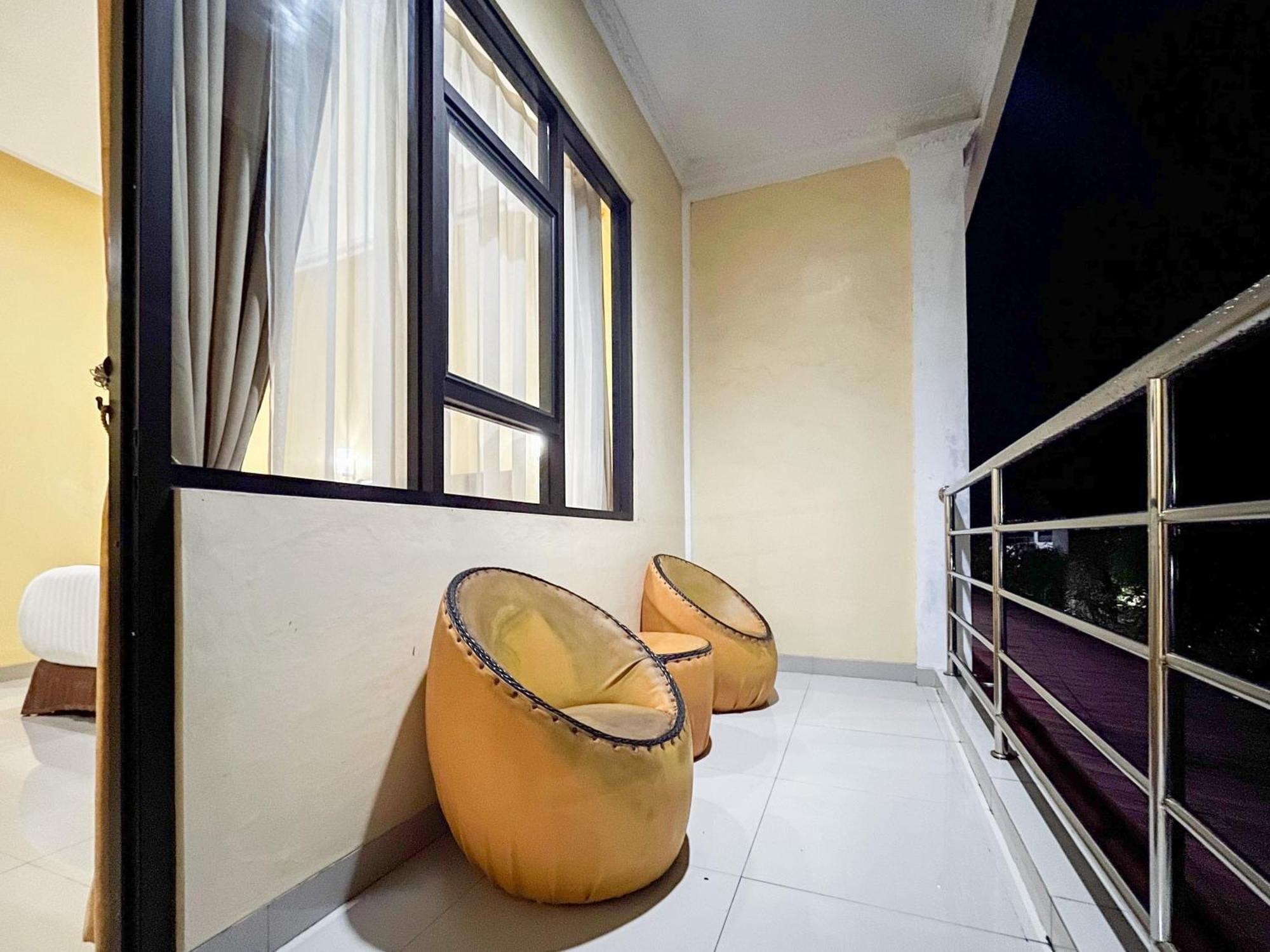 Kartika Hotel Syariah Pacitan Mitra Reddoorz Esterno foto