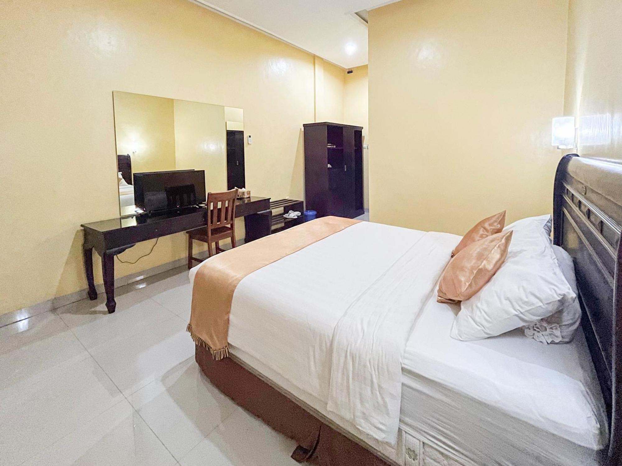 Kartika Hotel Syariah Pacitan Mitra Reddoorz Esterno foto