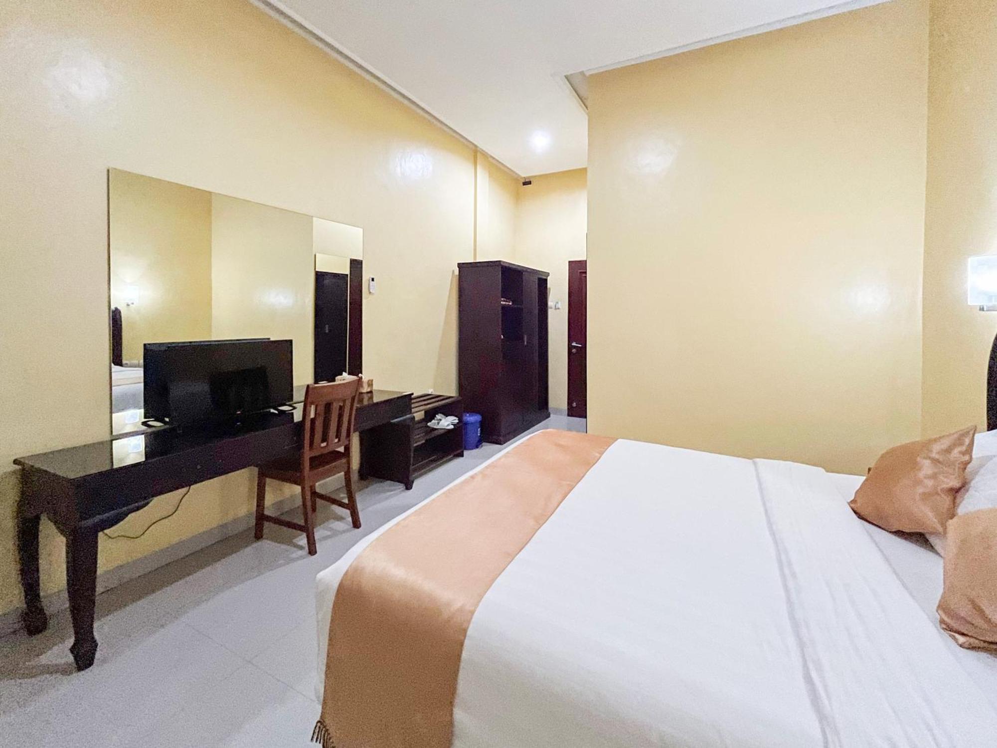 Kartika Hotel Syariah Pacitan Mitra Reddoorz Esterno foto