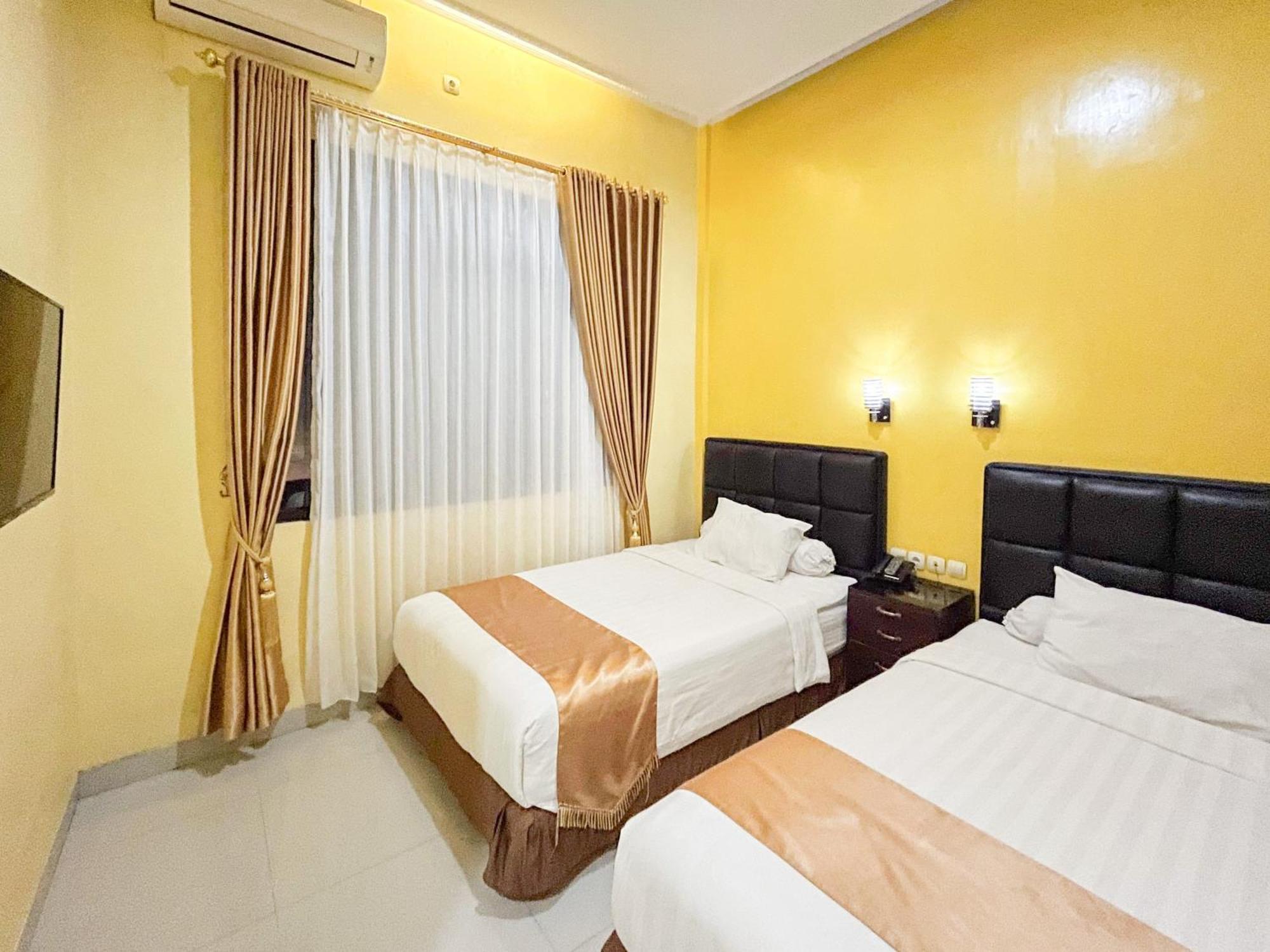 Kartika Hotel Syariah Pacitan Mitra Reddoorz Esterno foto