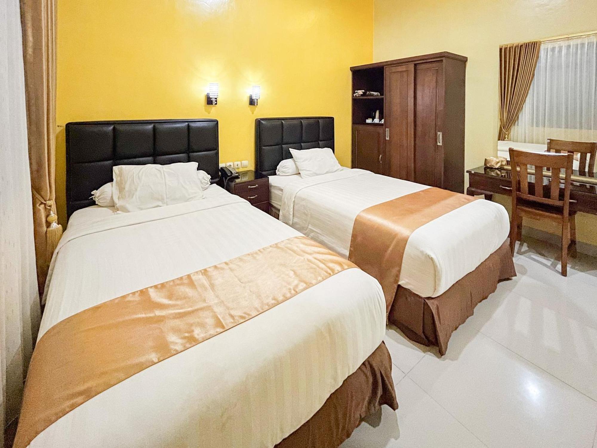 Kartika Hotel Syariah Pacitan Mitra Reddoorz Esterno foto