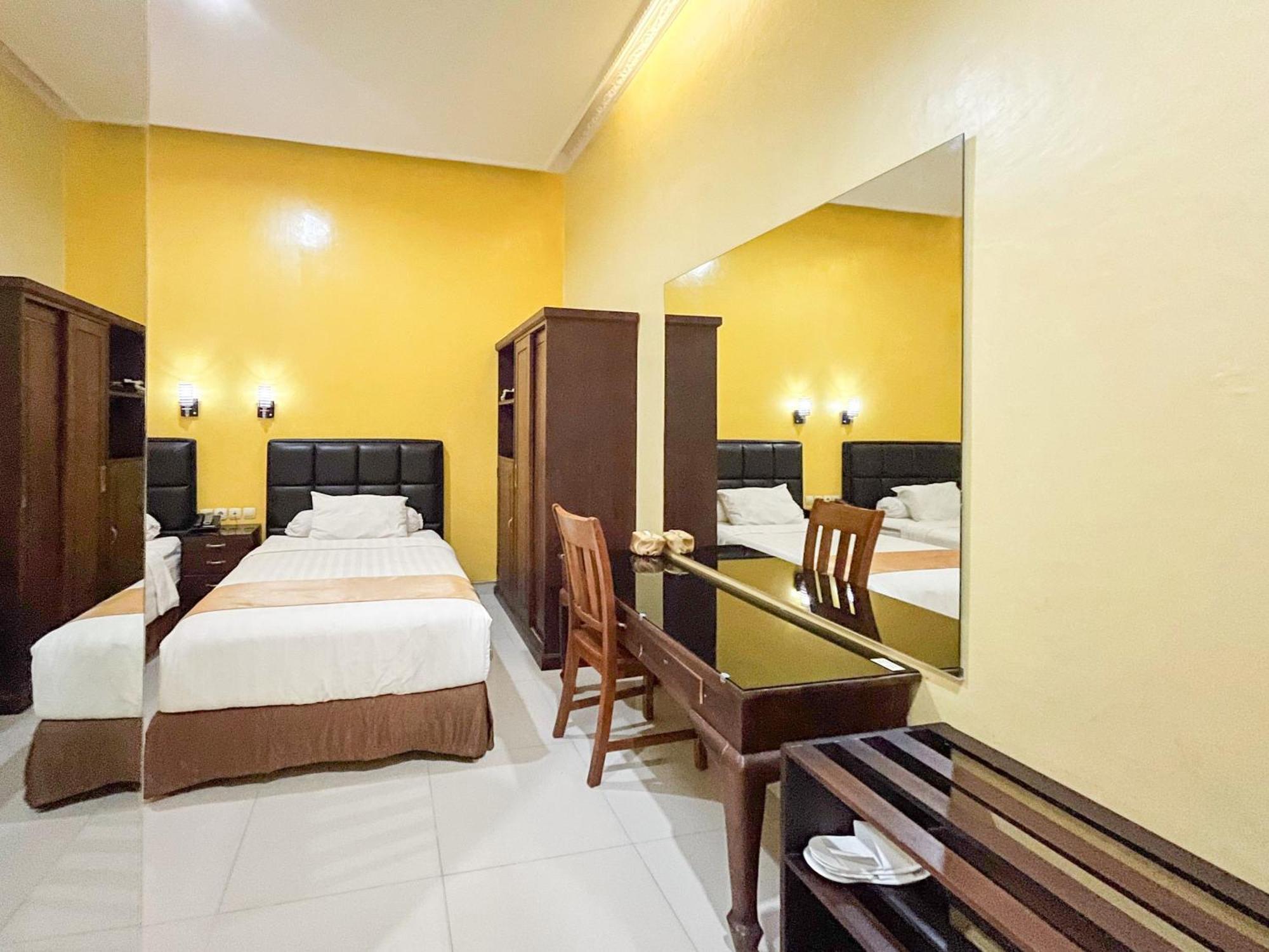 Kartika Hotel Syariah Pacitan Mitra Reddoorz Esterno foto