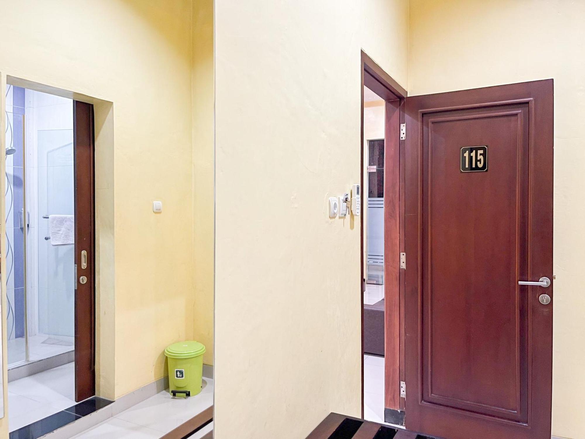 Kartika Hotel Syariah Pacitan Mitra Reddoorz Esterno foto