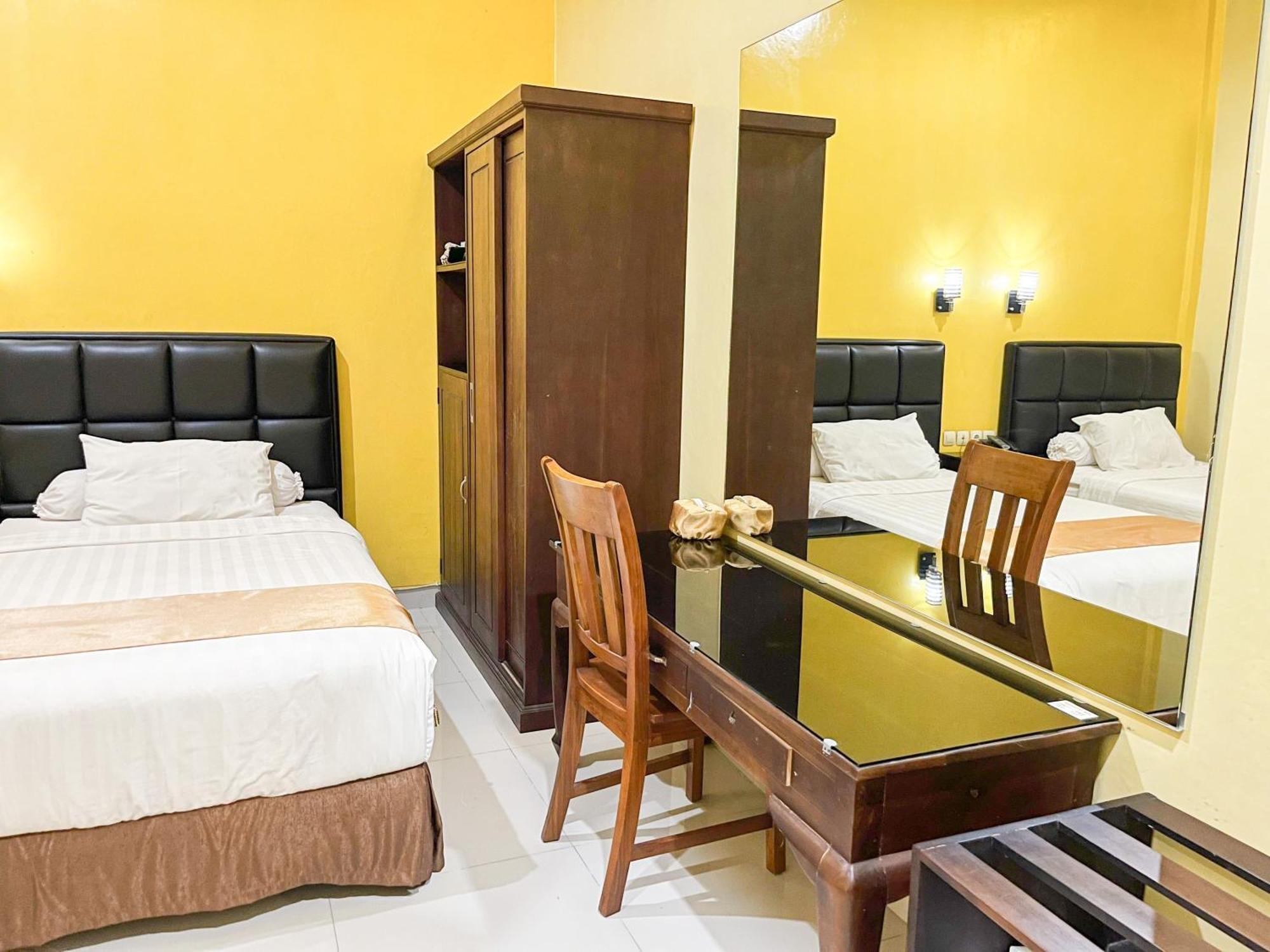 Kartika Hotel Syariah Pacitan Mitra Reddoorz Esterno foto