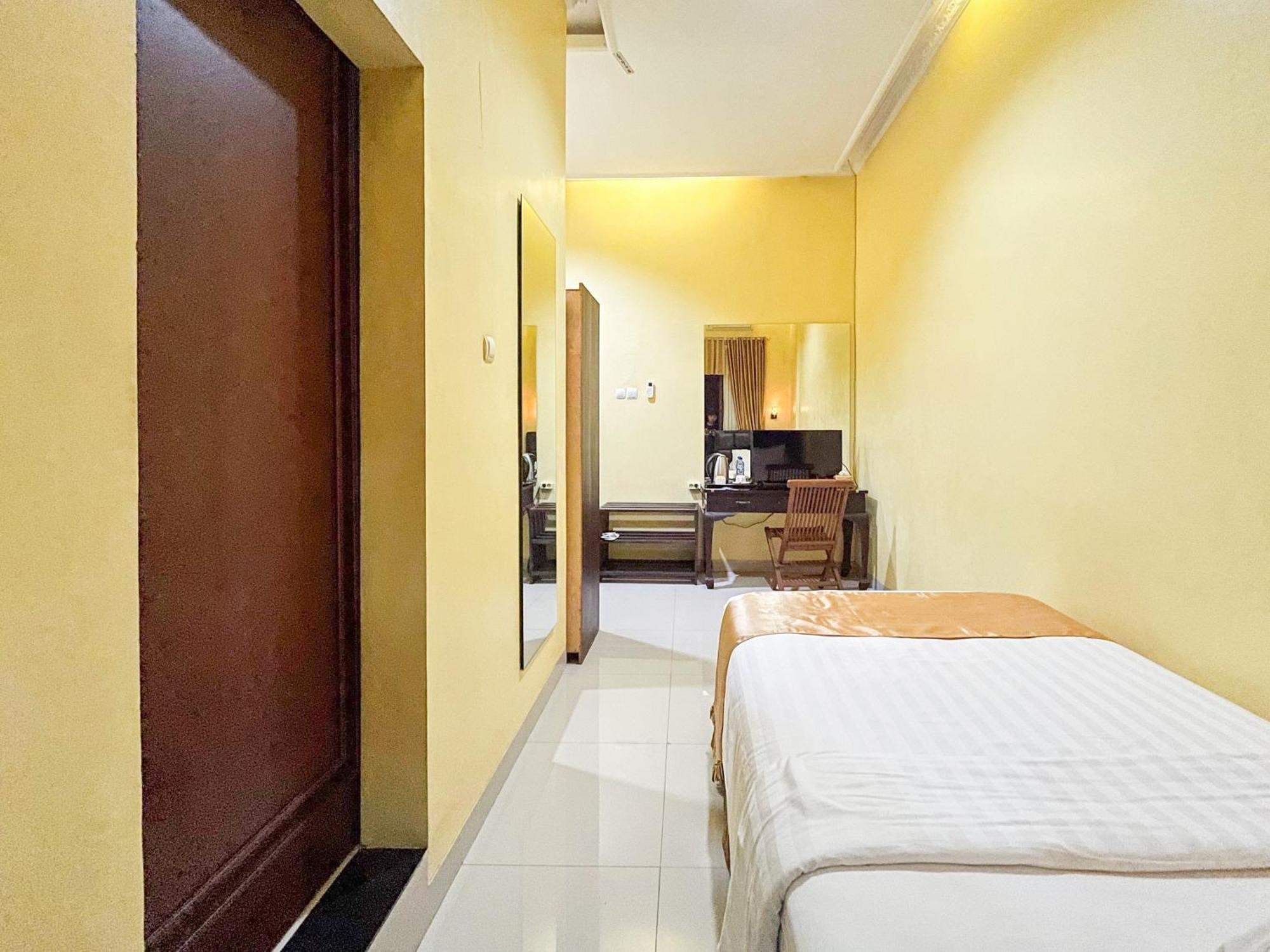 Kartika Hotel Syariah Pacitan Mitra Reddoorz Esterno foto