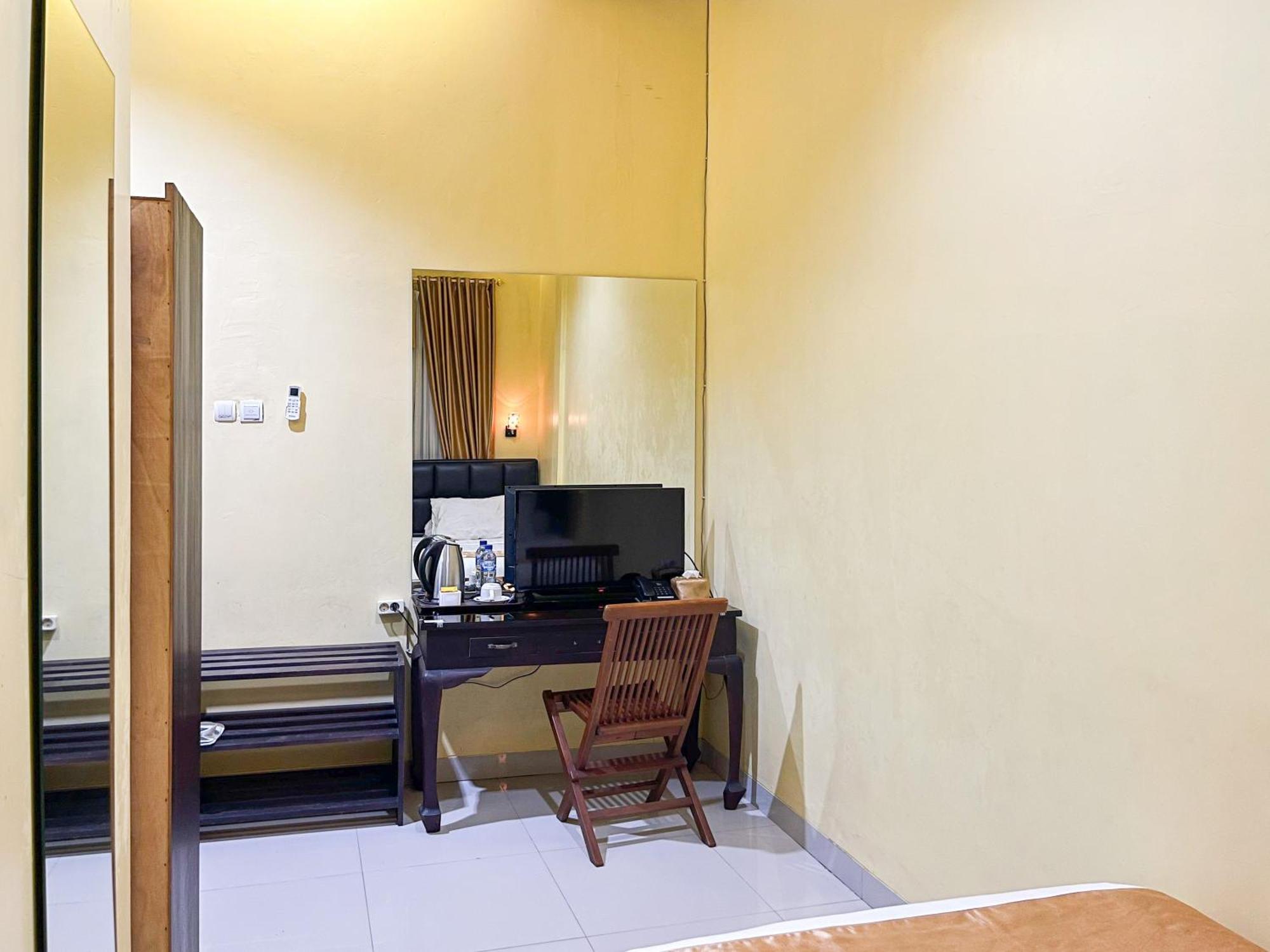Kartika Hotel Syariah Pacitan Mitra Reddoorz Esterno foto