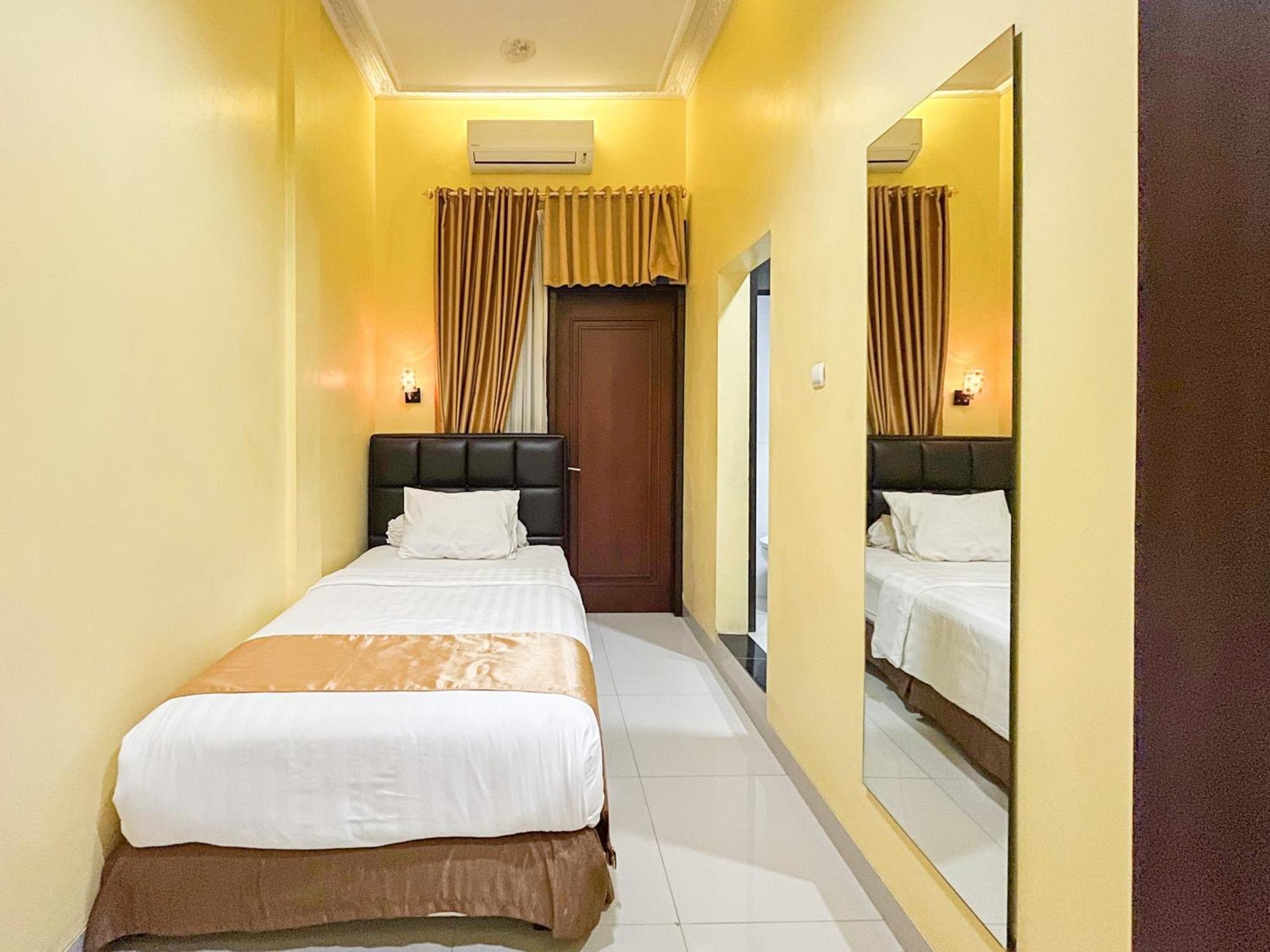 Kartika Hotel Syariah Pacitan Mitra Reddoorz Esterno foto
