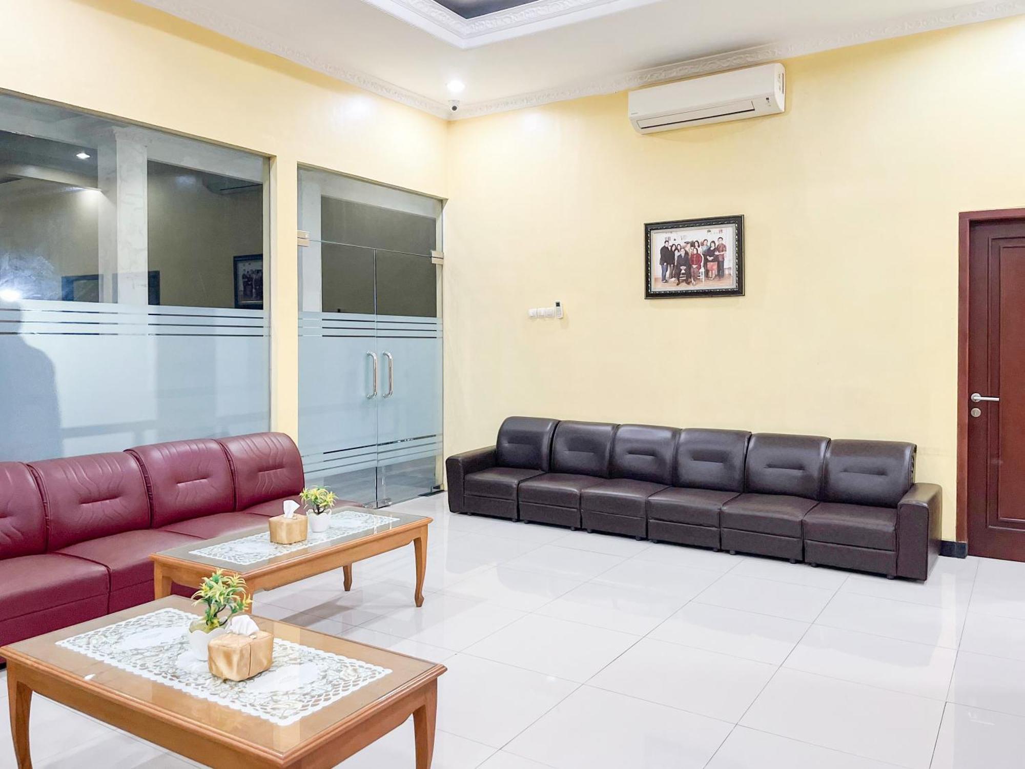 Kartika Hotel Syariah Pacitan Mitra Reddoorz Esterno foto