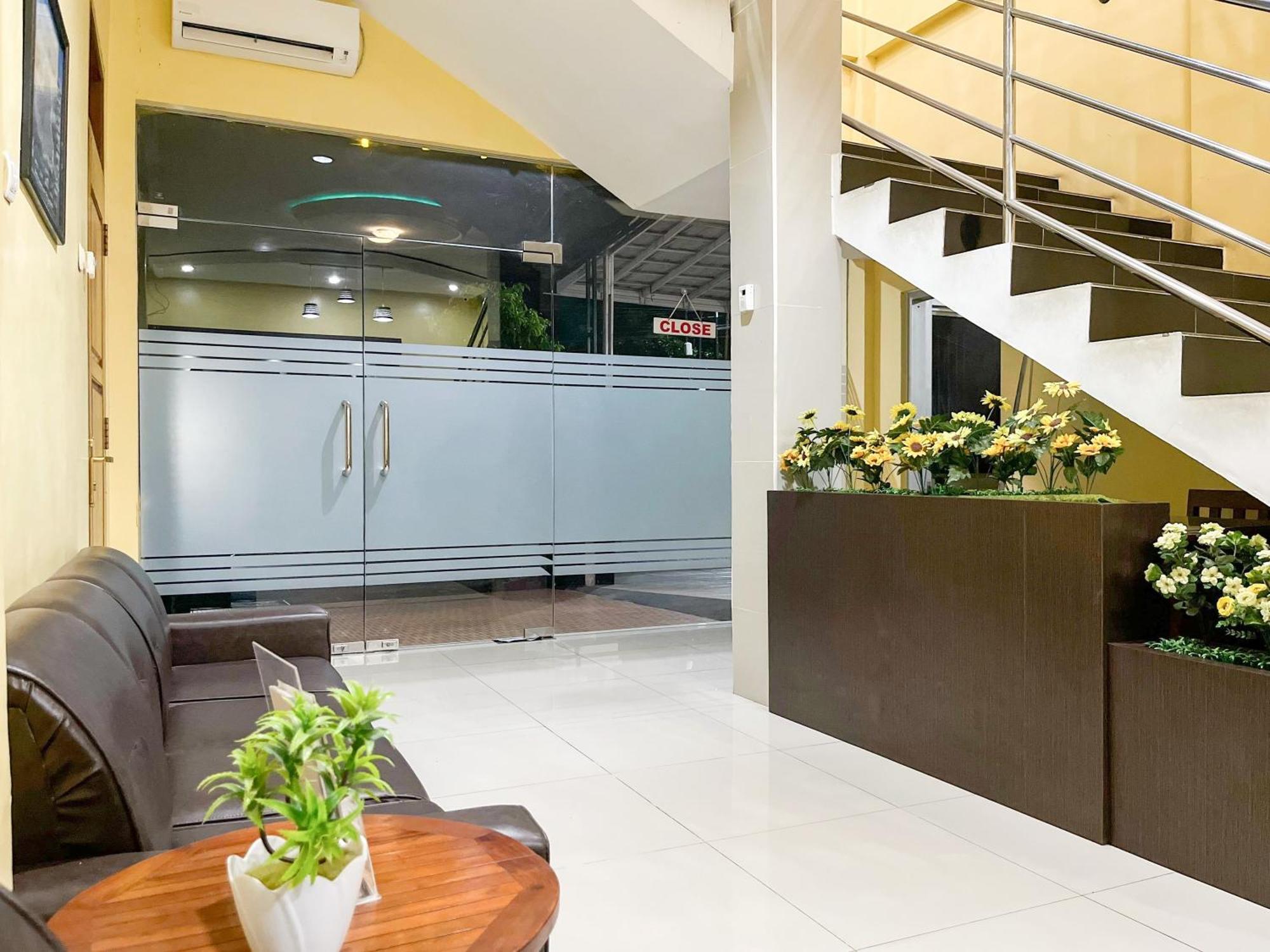 Kartika Hotel Syariah Pacitan Mitra Reddoorz Esterno foto