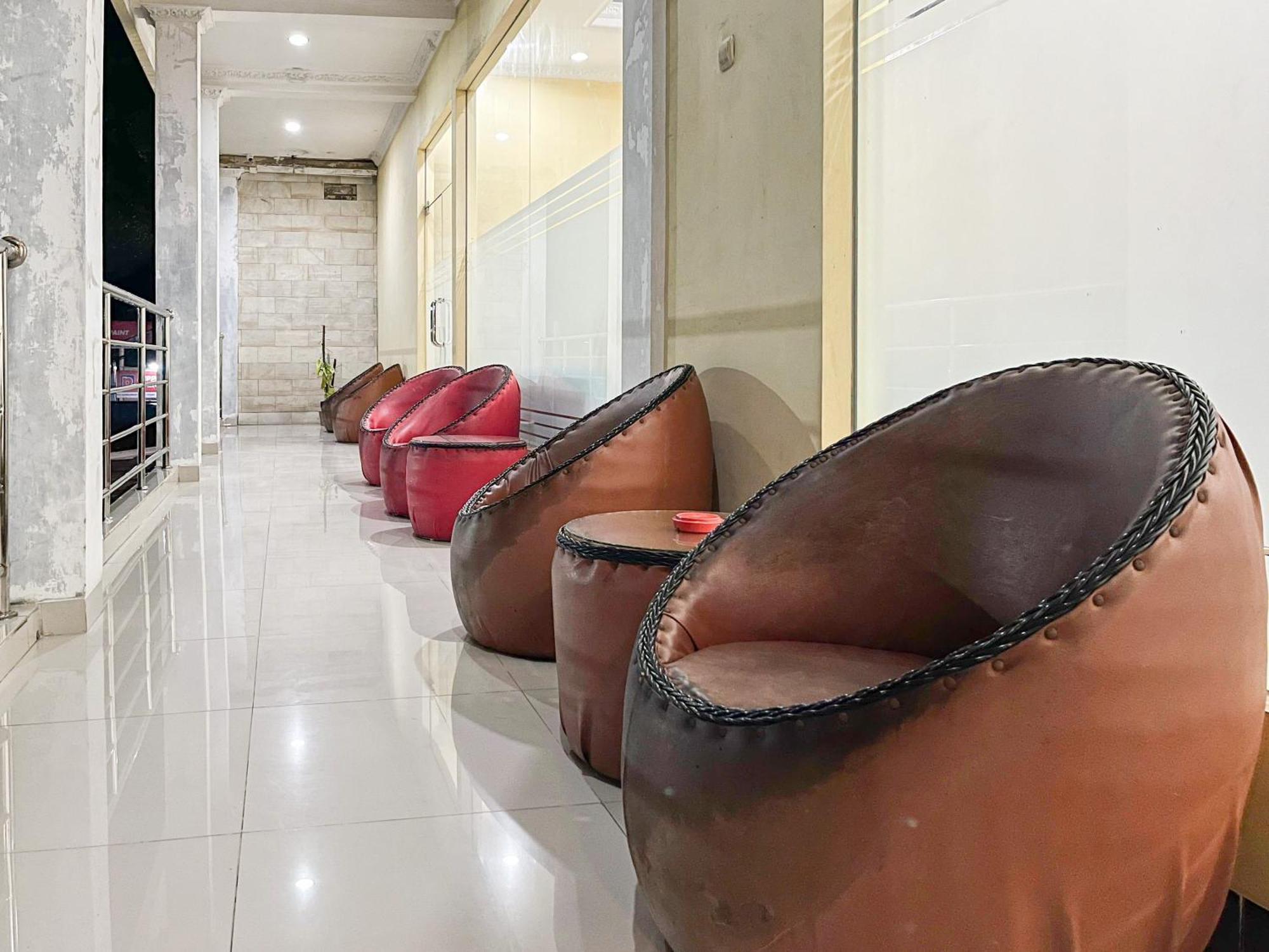Kartika Hotel Syariah Pacitan Mitra Reddoorz Esterno foto
