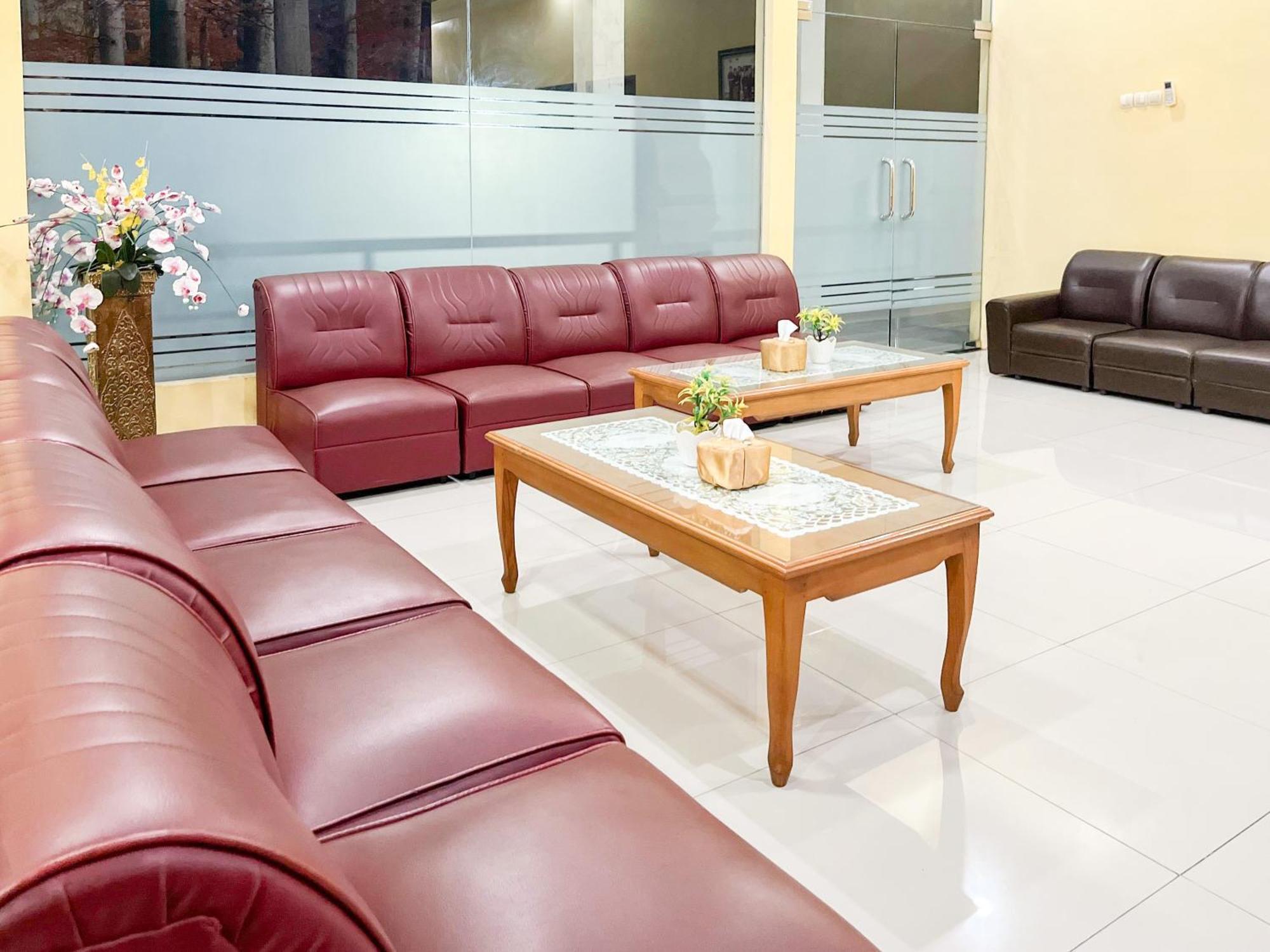 Kartika Hotel Syariah Pacitan Mitra Reddoorz Esterno foto
