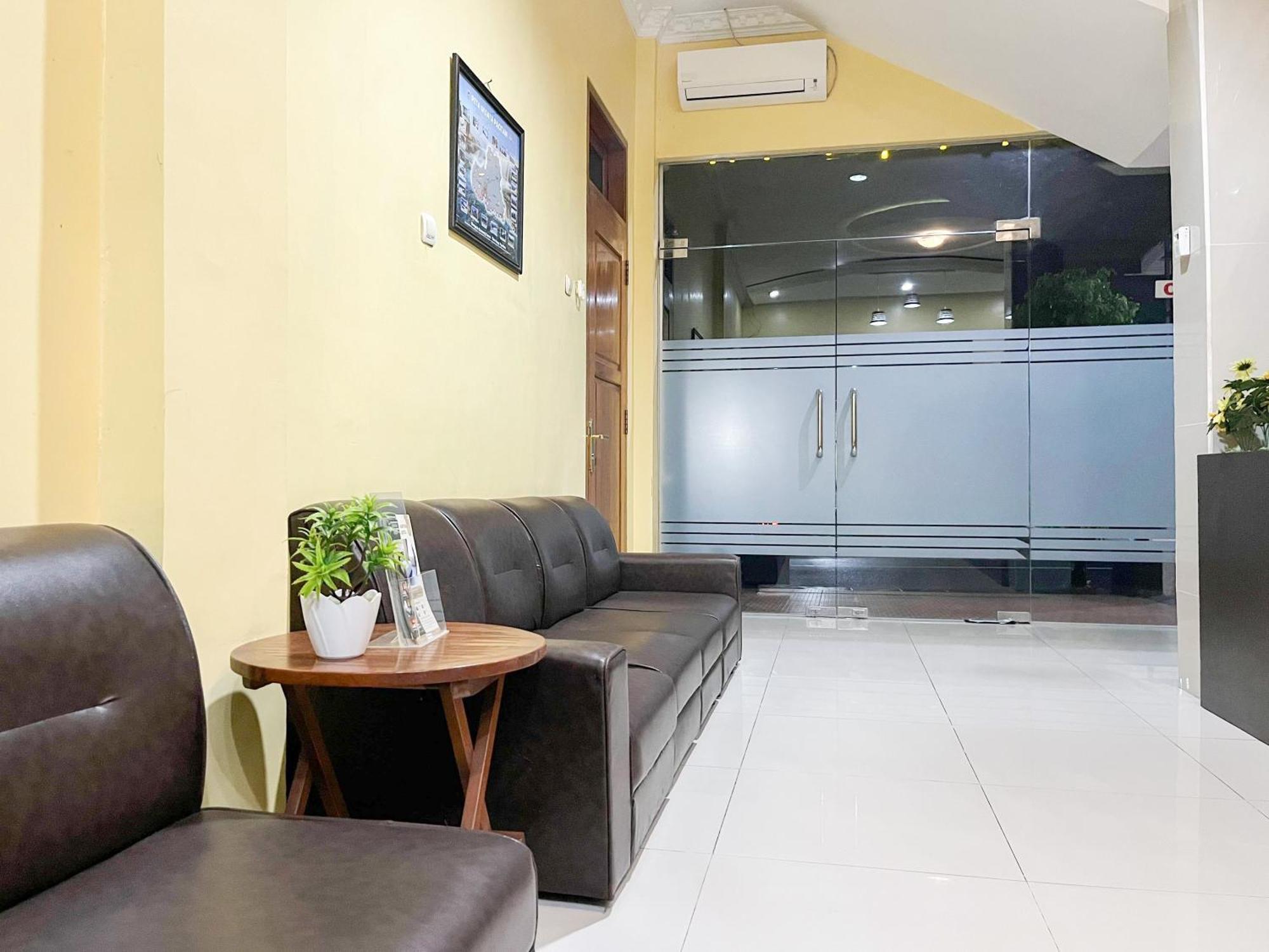 Kartika Hotel Syariah Pacitan Mitra Reddoorz Esterno foto