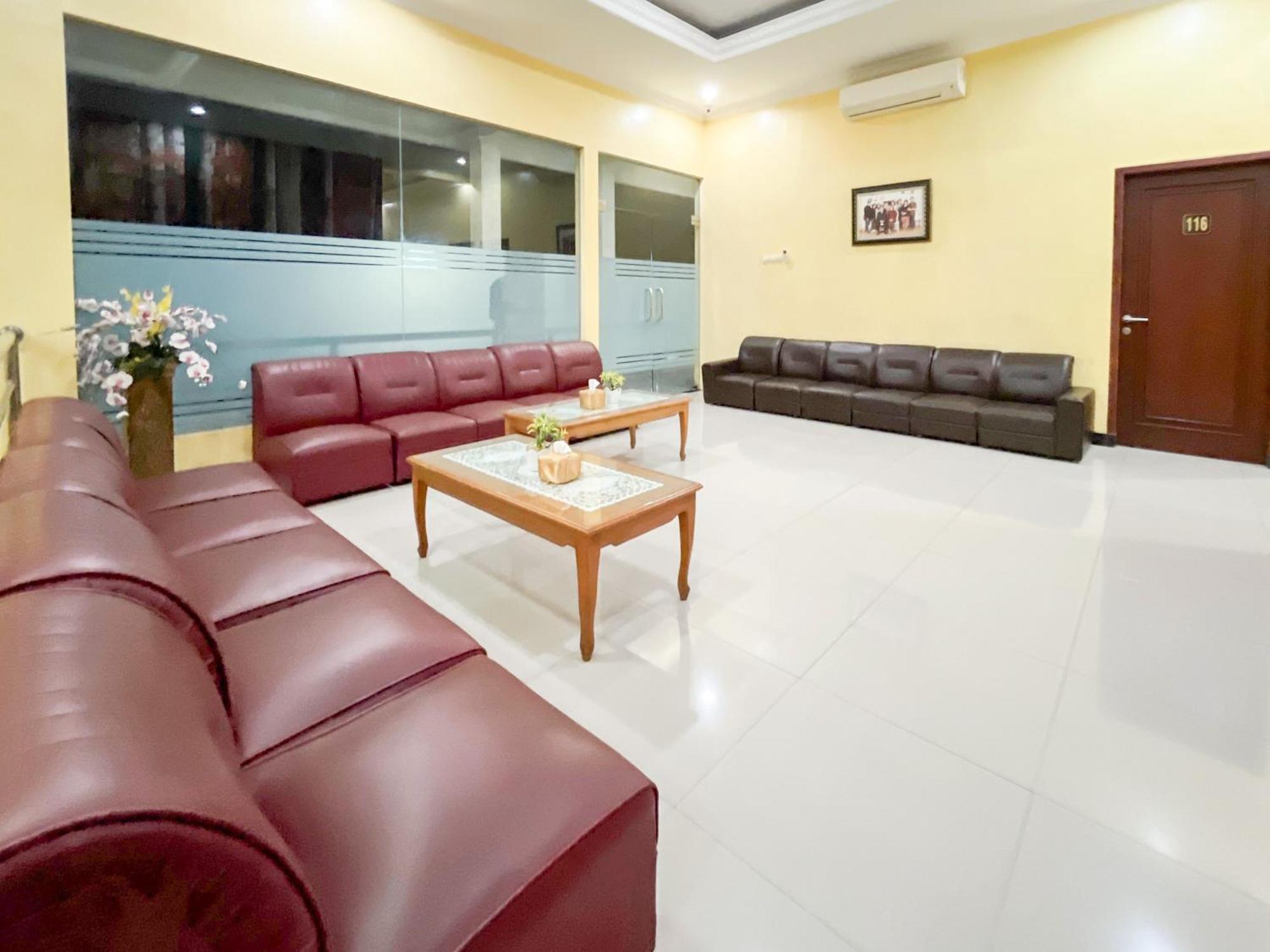 Kartika Hotel Syariah Pacitan Mitra Reddoorz Esterno foto