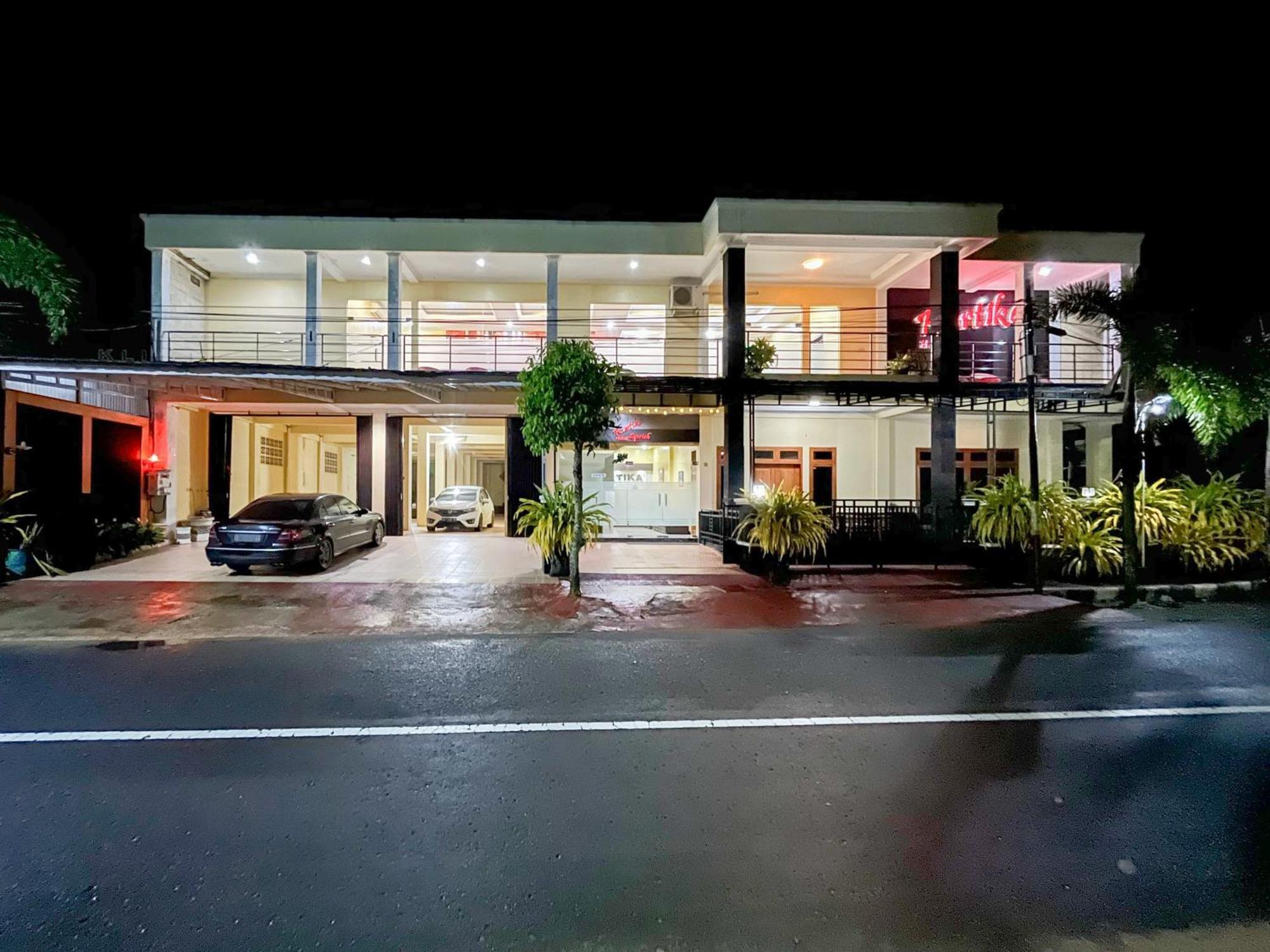 Kartika Hotel Syariah Pacitan Mitra Reddoorz Esterno foto